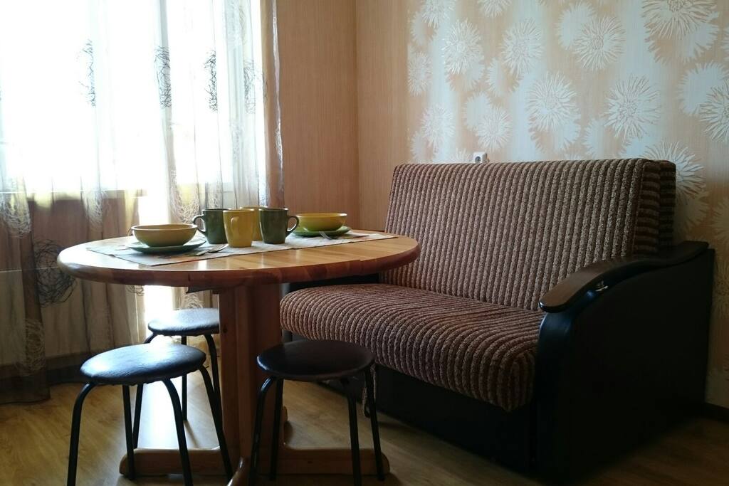 В просторной кухне (15 кв.м) установлен дополнительно двуспальный раскладной диван.