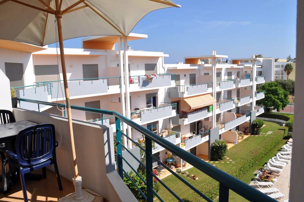 Terrasse donnant sur la piscine