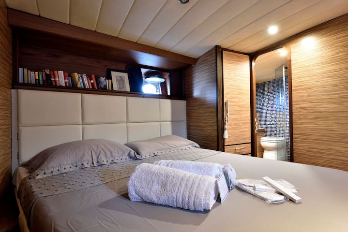Captain Room BLUEIII Yacht