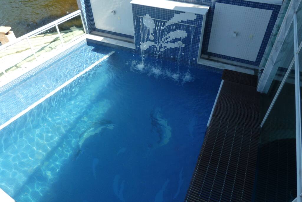 Piscina externa com cascata de frente para a Baía de Guanabara