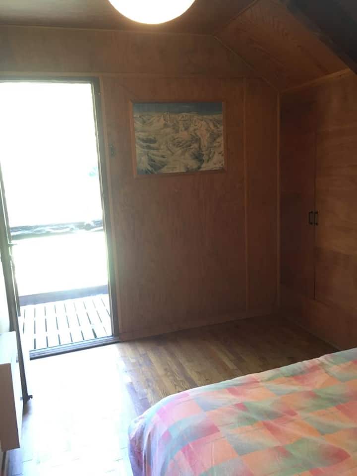 第一间卧室后阳台通道