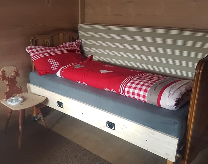 Легло във всекидневната за един човек...