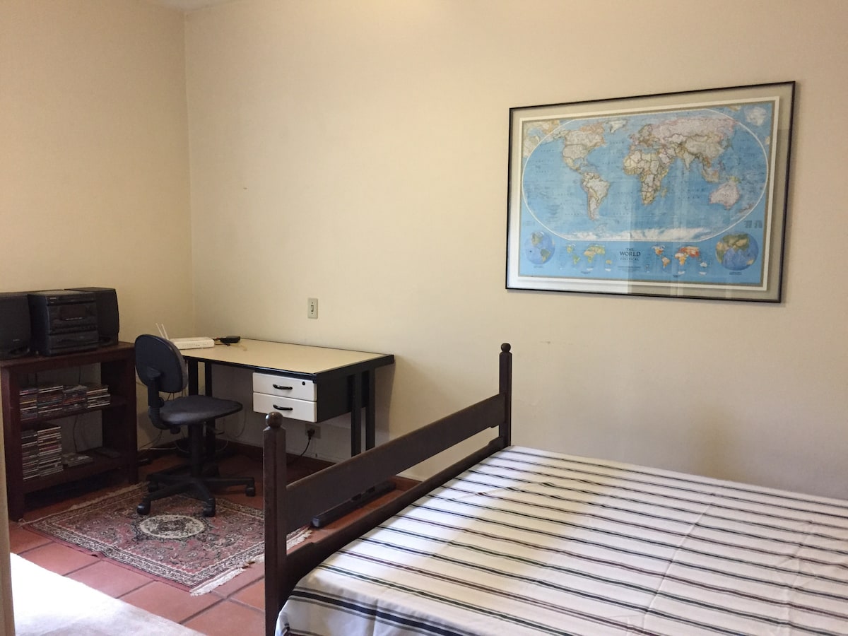 Habitación 4 con cama matrimonial y 2 mesas para cuaderno