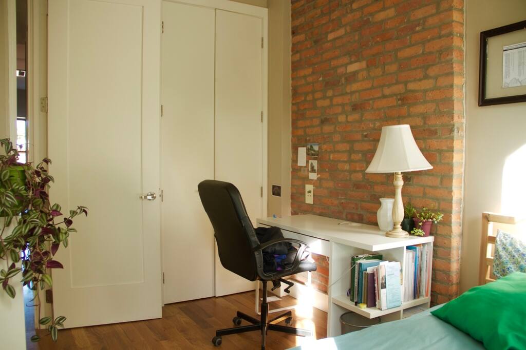 Private room w/ closet.