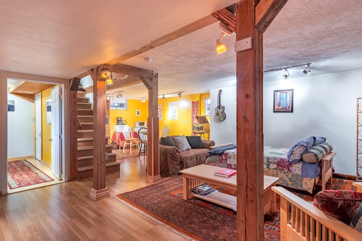 Cosy Basement Apt on East Mt Tabor! City Permitted