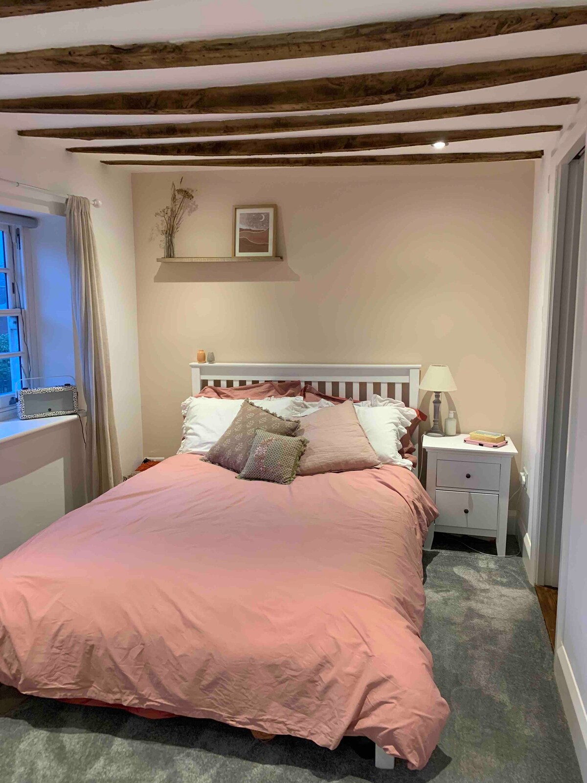 غرفة نوم رئيسية بسرير مزدوج