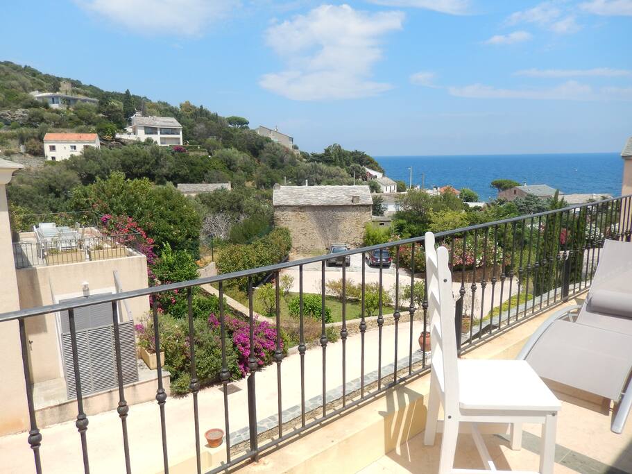 Bain de soleil sur la terrasse vue mer