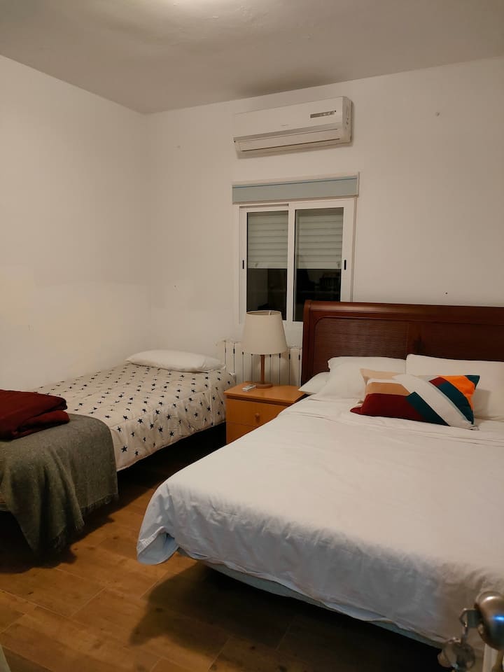 Dormitorio Principal + 01 cama adicional & Aire Acondicionado