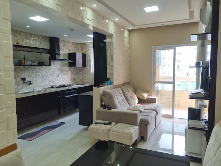 Cozinha e Sala Ampla e confortável com TV, Home Theater e Ar Condicionado 