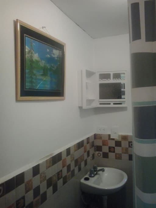 El Baño tiene todos los servicios básicos.
