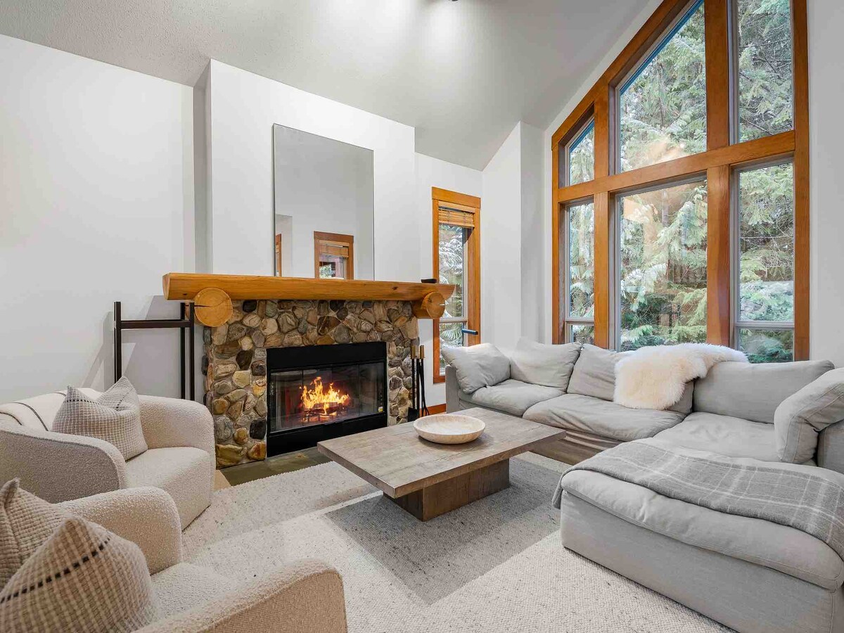 Large townhouse with hot tub & garage on Townhouses for