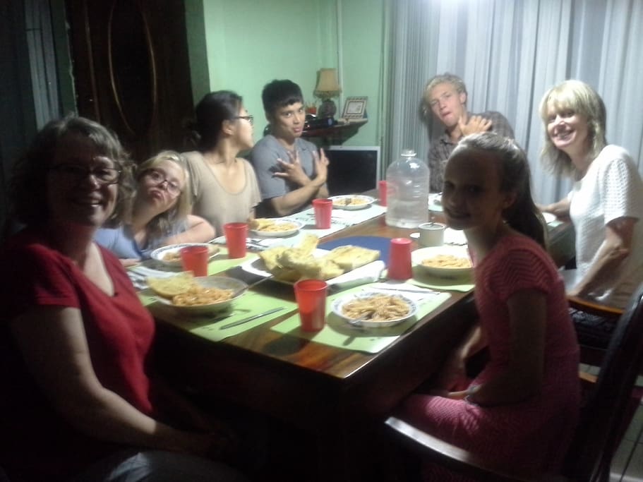 Eating dinner with all of the other volunteers and travelers. It was so fun to meet people from all around the world! Many of the guests still keep in contact with each other.
Comer el desayuno y la cena con los otros huéspedes y voluntarios. !Es muy increible a encontrar personas de todas partes del mundo! Muchos de los huéspedes todavía mantener contacto.