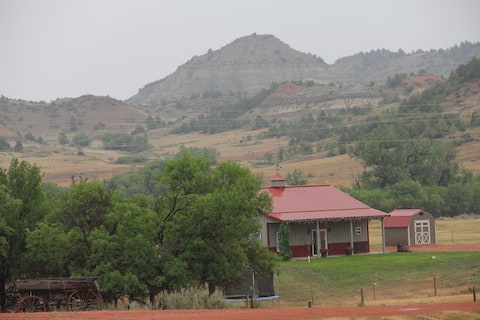 DAVIS CREEK CABIN --Medora, ND