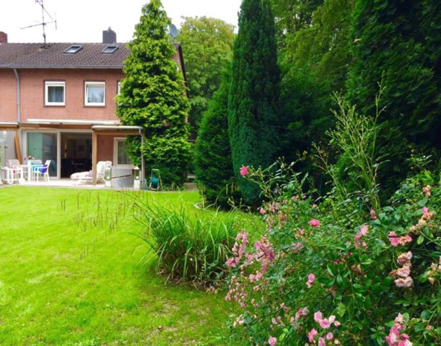 800 square meter park-like garden / 800 Quadratmeter park-ähnlicher Garten