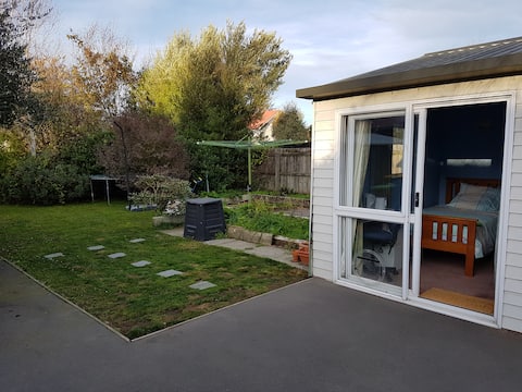 Private Sleep-Out/ensuite/ wifi/basic breakfast