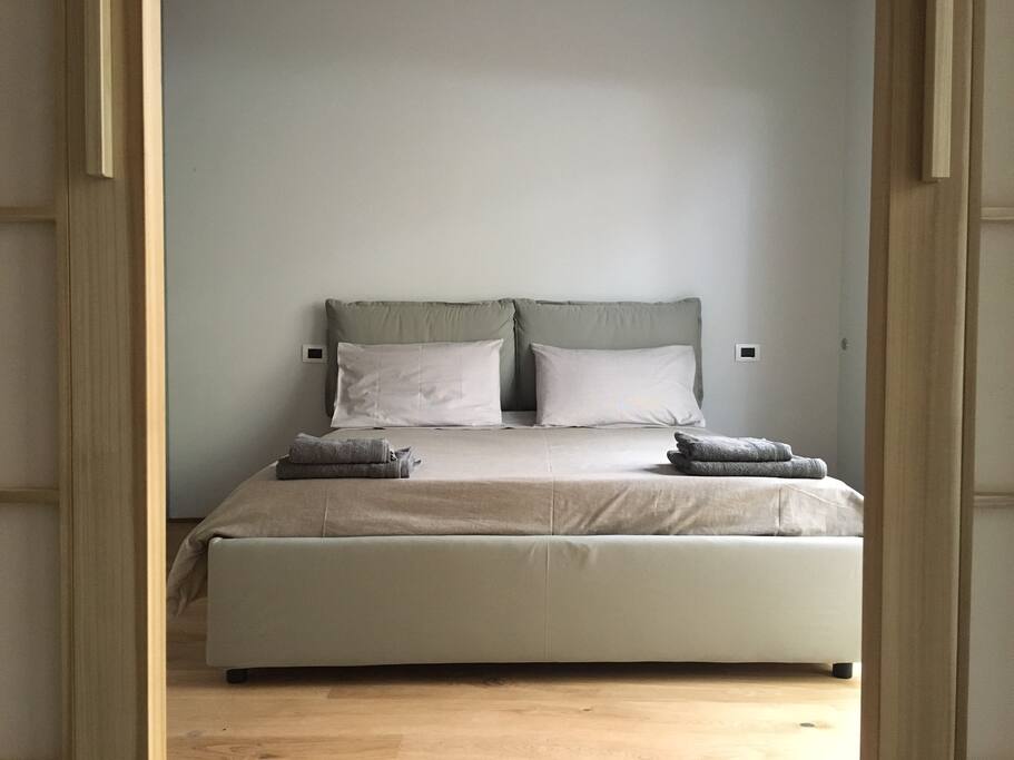 camera da letto con affaccio sul cortile privato