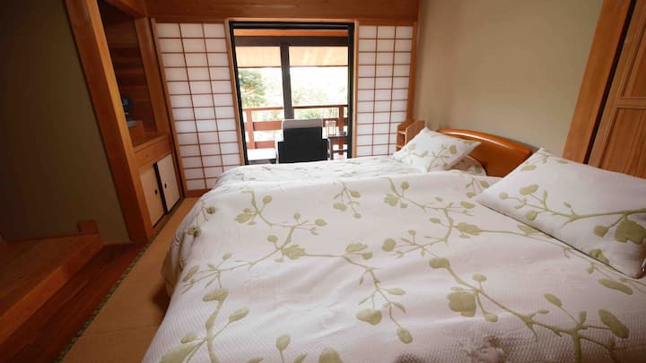 También se puede cambiar a dos camas individuales o una cama tamaño king.