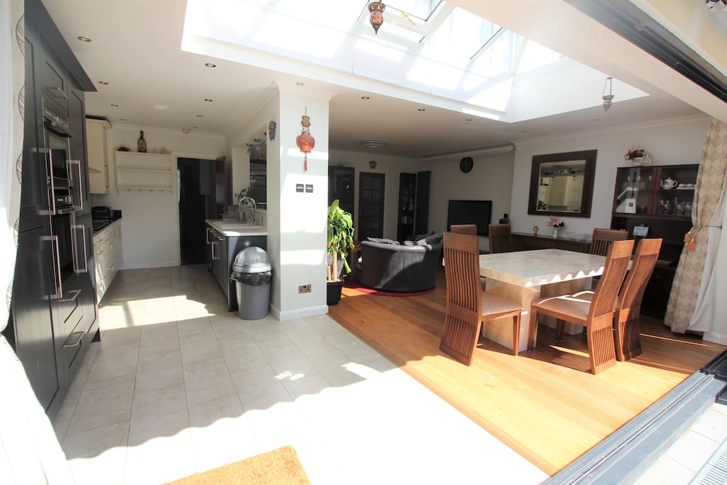 Open plan kitchen/dining/living room