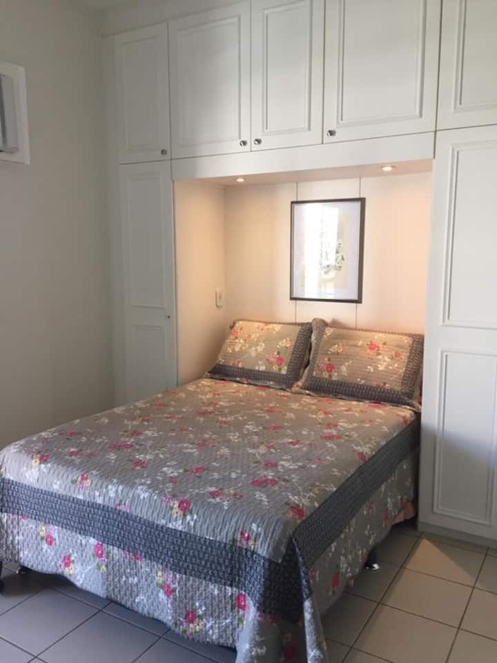 Dvojposteľový apartmán so šatníkom po stranách.