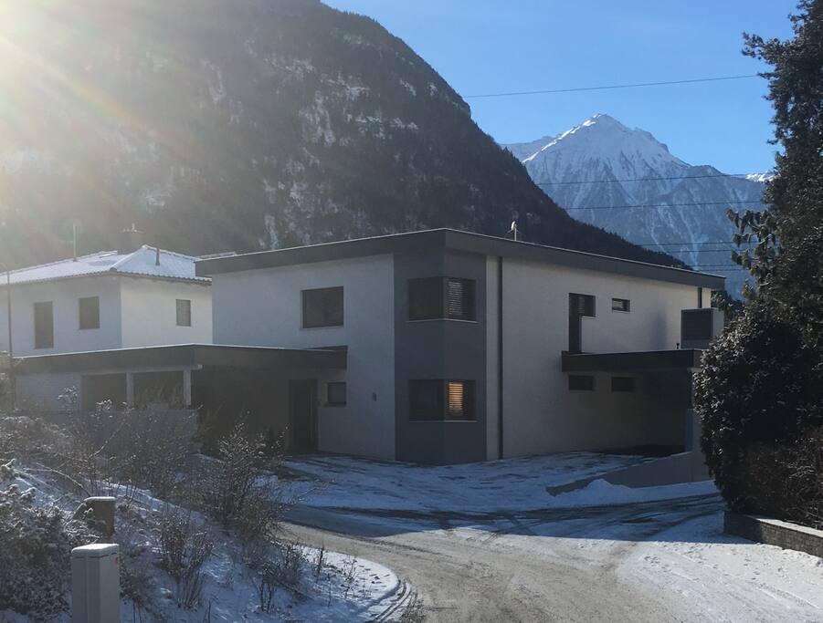 Von der Straßenseite im Winter!