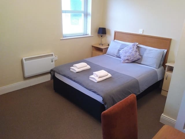2 Pvt rooms available in 3 Bed Apt