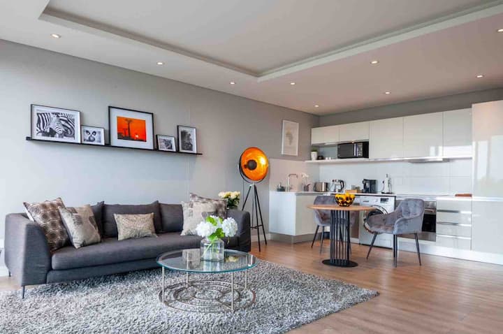 New Luxury Apartment In A Prime Location In The Trendy Green Point With Sea Views! - Cape Town