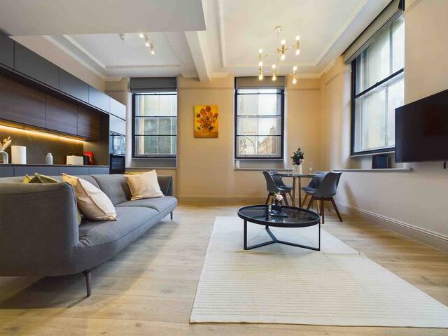 Luxury Stunning Two bedroom gallery image 3