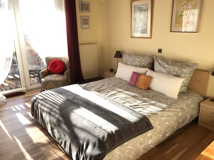 Dormitorio adicional en la planta superior con balcón