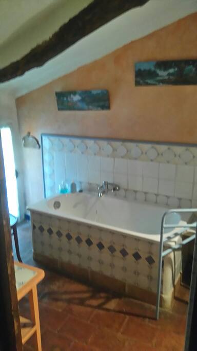 Baignoire, lavabo et wc indépendants.