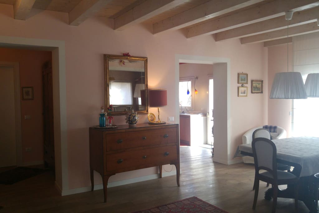 Sala da pranzo e ingresso cucina
