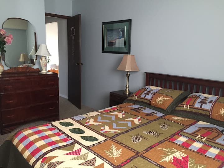 חדר שינה ראשי עם חדר רחצה צמוד (מקום לשניים)