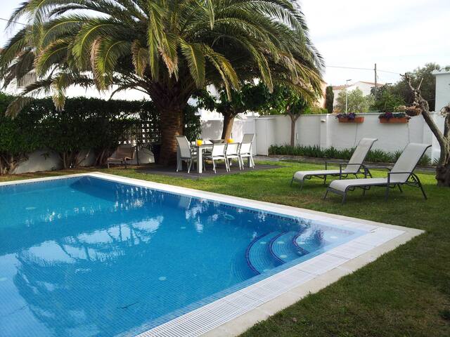 005 Villa with swimmingpool gallery image 2