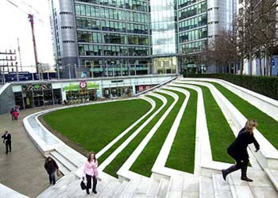 Paddington basin a few minutes away (gym, restaurants, bars)