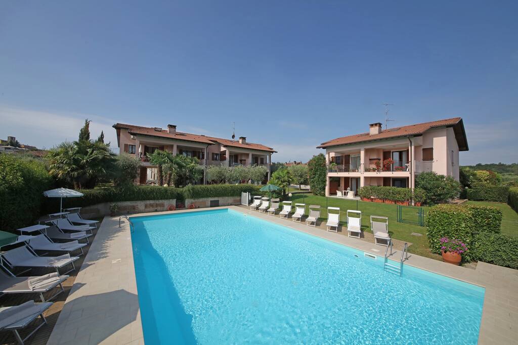 Piscina e solarium a La Corte degli Olivi