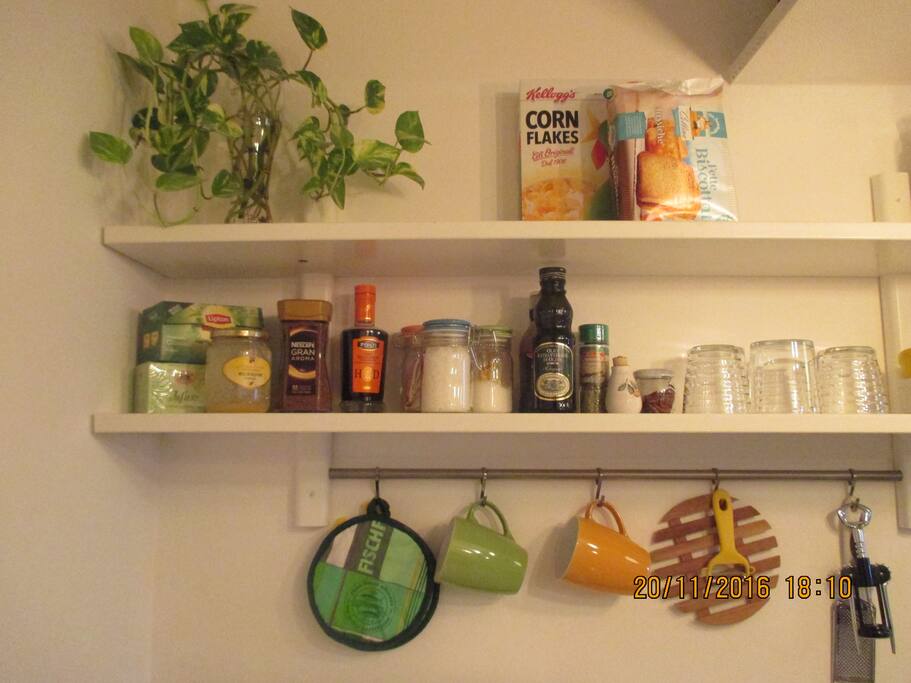 Olio, sale, tè, caffe e biscotti non mancano mai!