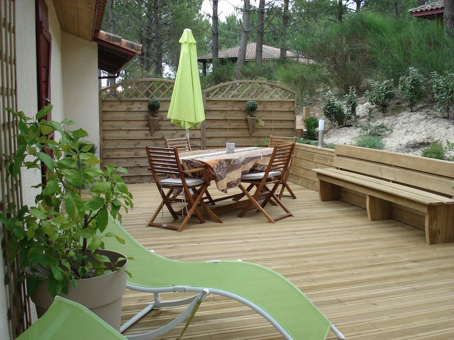 terrasse sud sans vis a vis avec transats et plancha