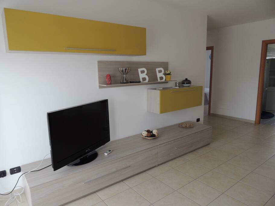 LIVING CON TELEVISORE