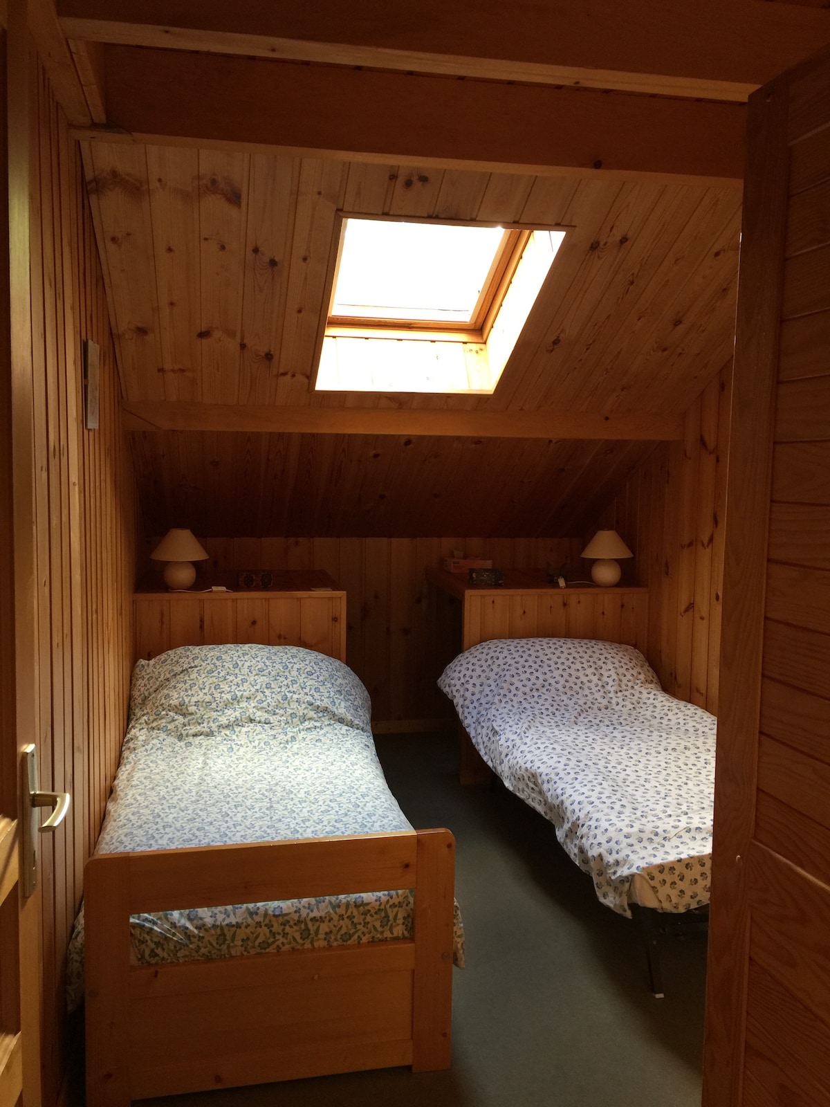 غرفة نوم 2 بسرير متنقل مفرد