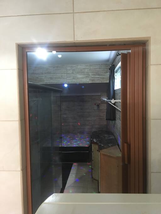 quarto, banheiro a esquerda