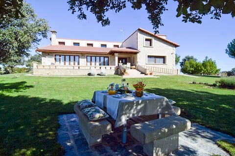Propiedad de Airbnb exitosa: House Among Stones and Stars en Ávila