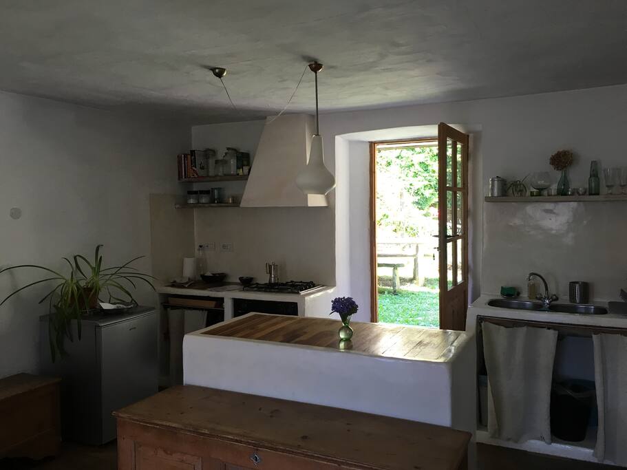 Cucina con accesso sul giardinetto esterno