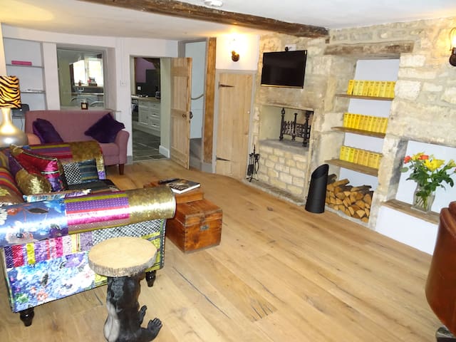 2 Bed, 2 Bath Cotswold Cottage near train station