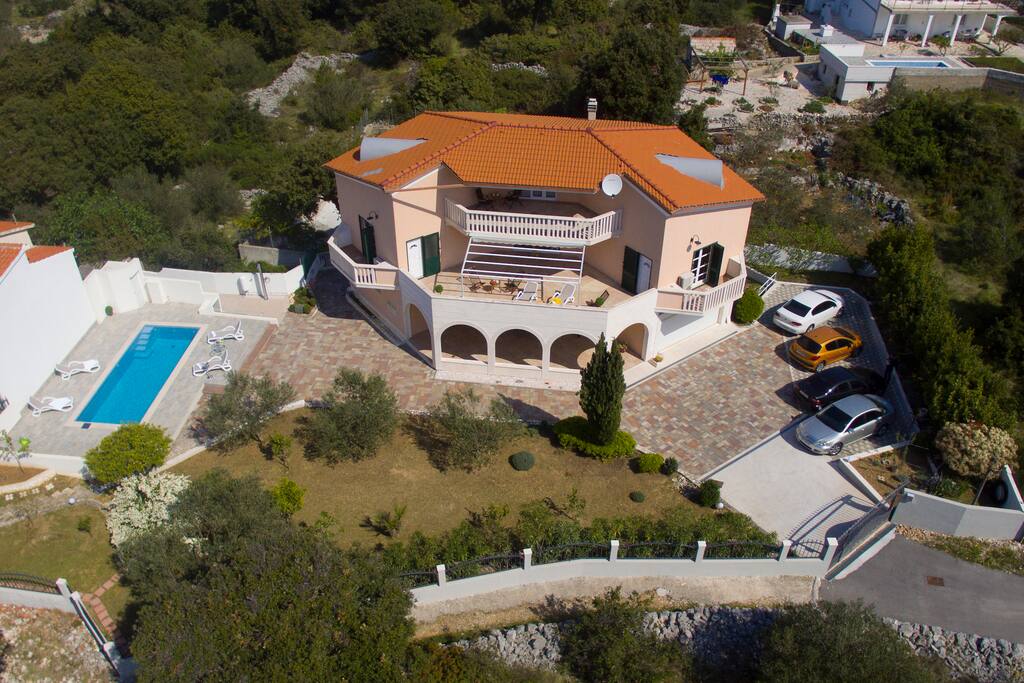 Villa Omnes