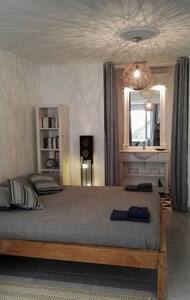 10 mn from arena, nice studio