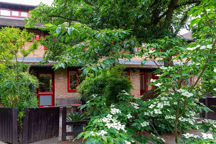 Family home in private square with communal garden