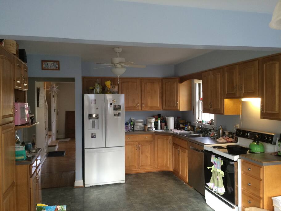 Big kitchen with movable island, in case you like to cook!