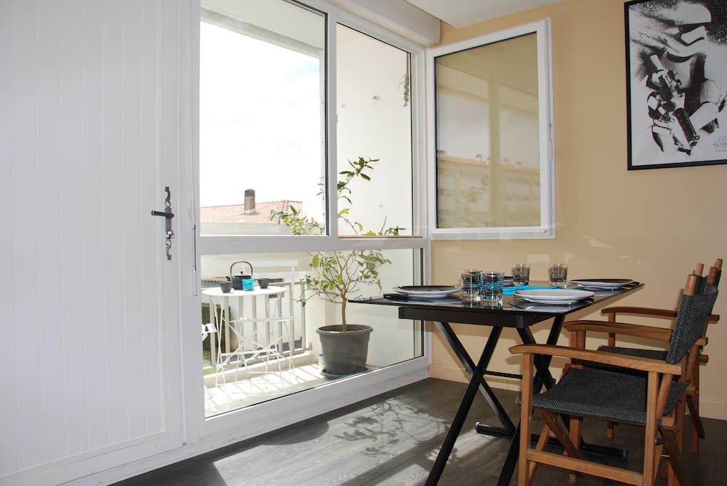 Salon qui donne sur un balcon, exposition plein sud !
