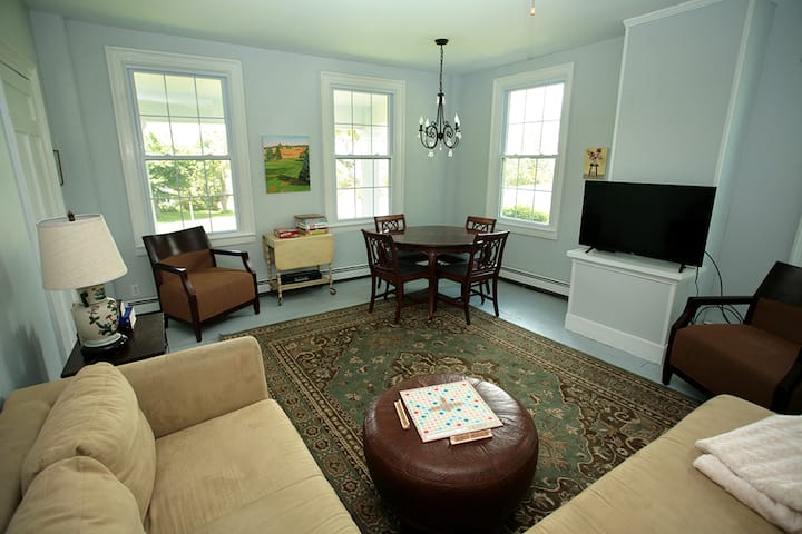 chumba cha mchezo na runinga, nafasi nyingi za kutawanyika