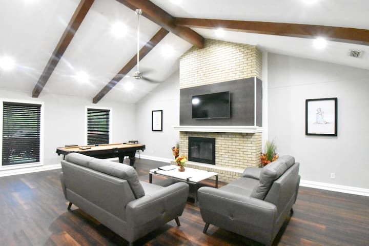 Full Duplex 6bed/4bath/4 car gar