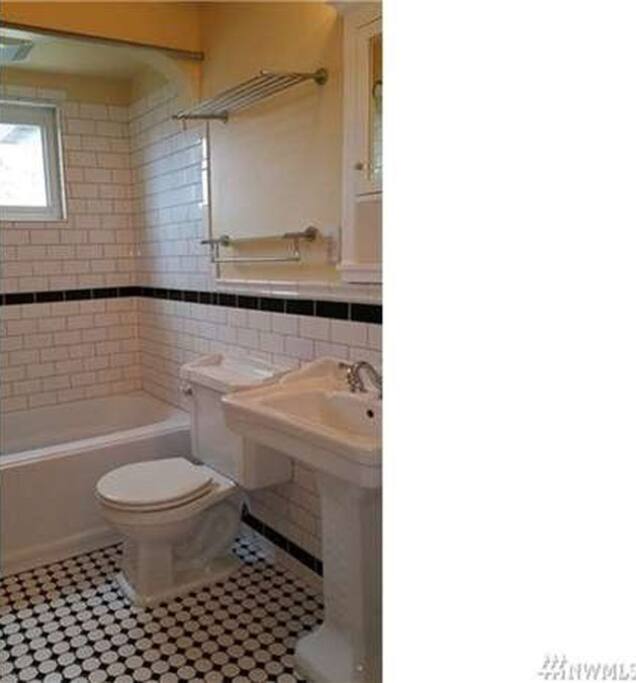 Cute '20s Bathroom